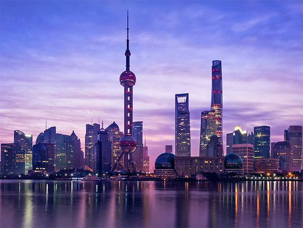 Vista del paisaje urbano de Shanghái al atardecer.