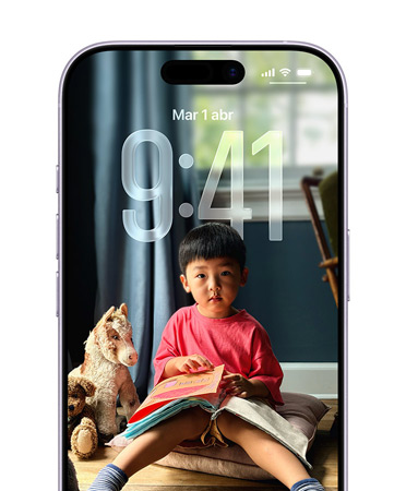 Pantalla de bloqueo de un iPhone con la hora adaptada a la imagen de fondo