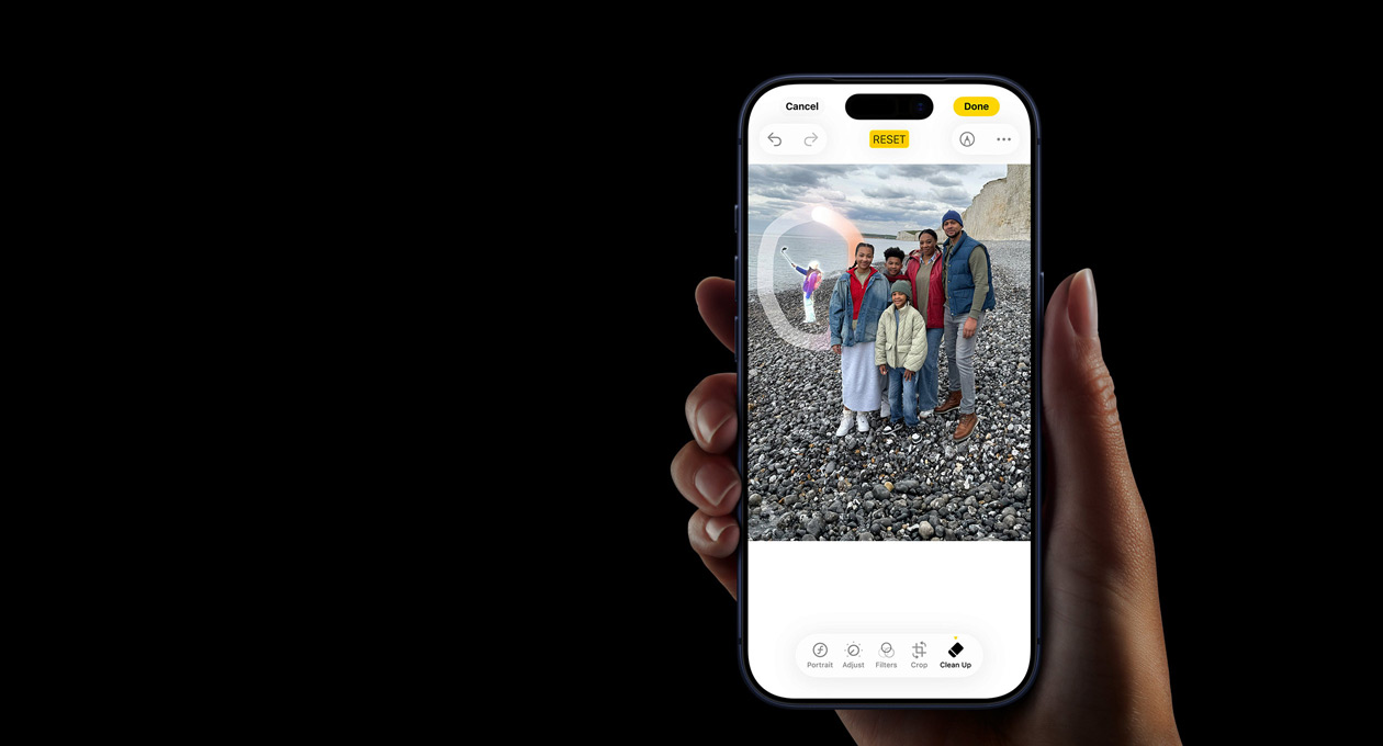 Mão a segurar um iPhone 17 Pro, a mostrar a funcionalidade Tradução em tempo real durante uma chamada em alta voz.