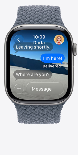 Apple Watch Series 11 com caixa em alumínio cinzento sideral, Tradução em tempo real a mudar o idioma do iMessage para inglês, Bracelete Solo entrançada azul‑âncora