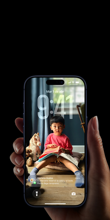 Pantalla de un iPhone, diseño todo pantalla con Liquid Glass en iOS 26.