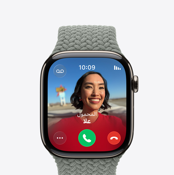 ساعة Apple Watch Series 11، إطار تيتانيوم، لون طبيعي، اتصال وارد، صورة جهة الاتصال، زرّا قبول المكالمة ورفضها، الجزء الخارجي الأيمن، التاج الرقمي، حزام Loop أحادي مَجدول، لون أخضر الغابات