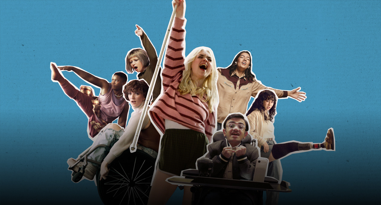 Un grupo diverso de estudiantes de universidad, incluida una persona en silla de ruedas, baila, da gritos de celebración y adopta poses divertidas sobre un fondo azul.