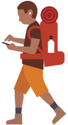 Una persona con equipo de apoyo a la movilidad usa un iPhone para hacer una foto a un niño que sujeta una flor en la mano