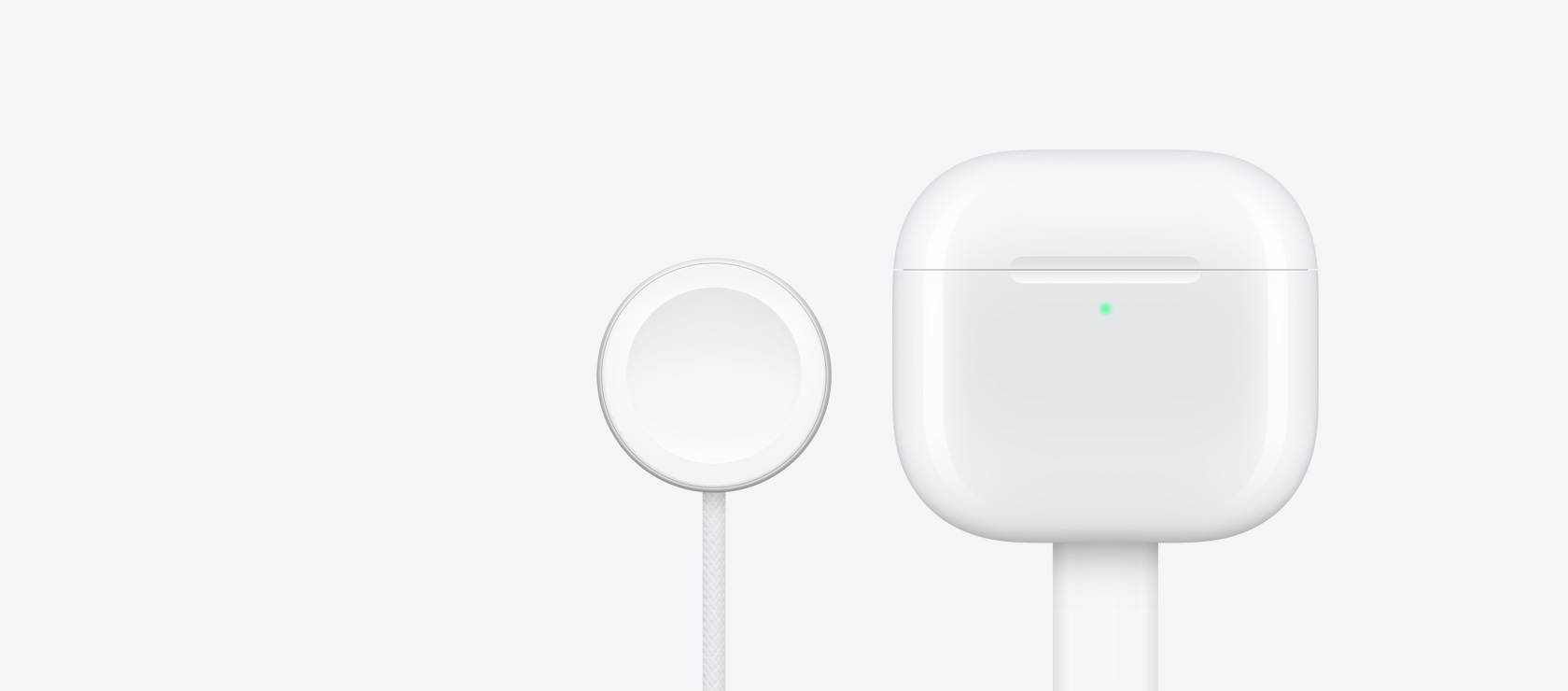 AirPods 4-oplaadcase naast een Apple Watch-oplader.