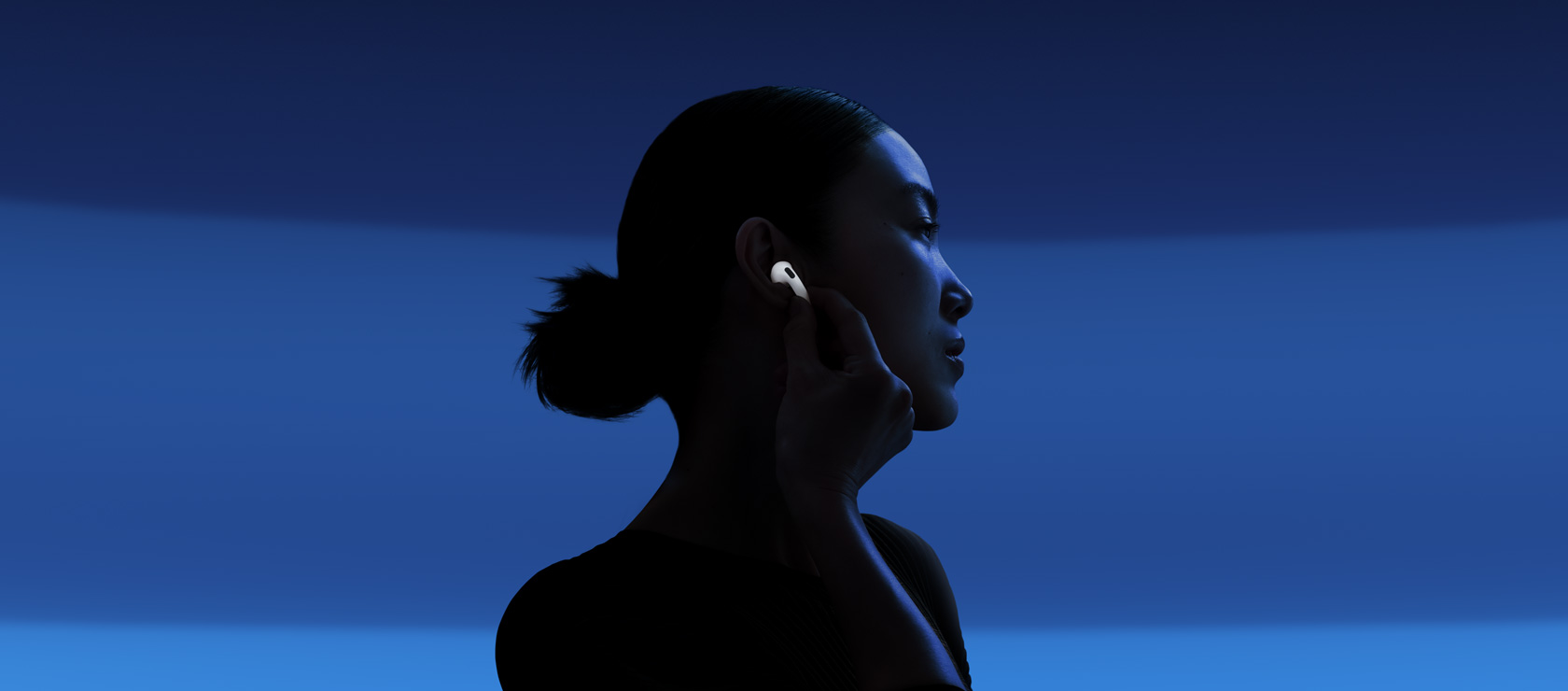 Close‑up van AirPods 4, voor- en achteraanzicht.
