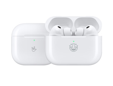 Apple producten met persoonlijke inscriptie: MagSafe-oplaadcase (USB‑C) met inscriptie ‘rock-on emoji’ aan de voorkant, MagSafe-oplaadcase (USB‑C), case open, AirPods Pro 3, inscriptie ‘sterren in de ogen emoji’ aan de voorkant