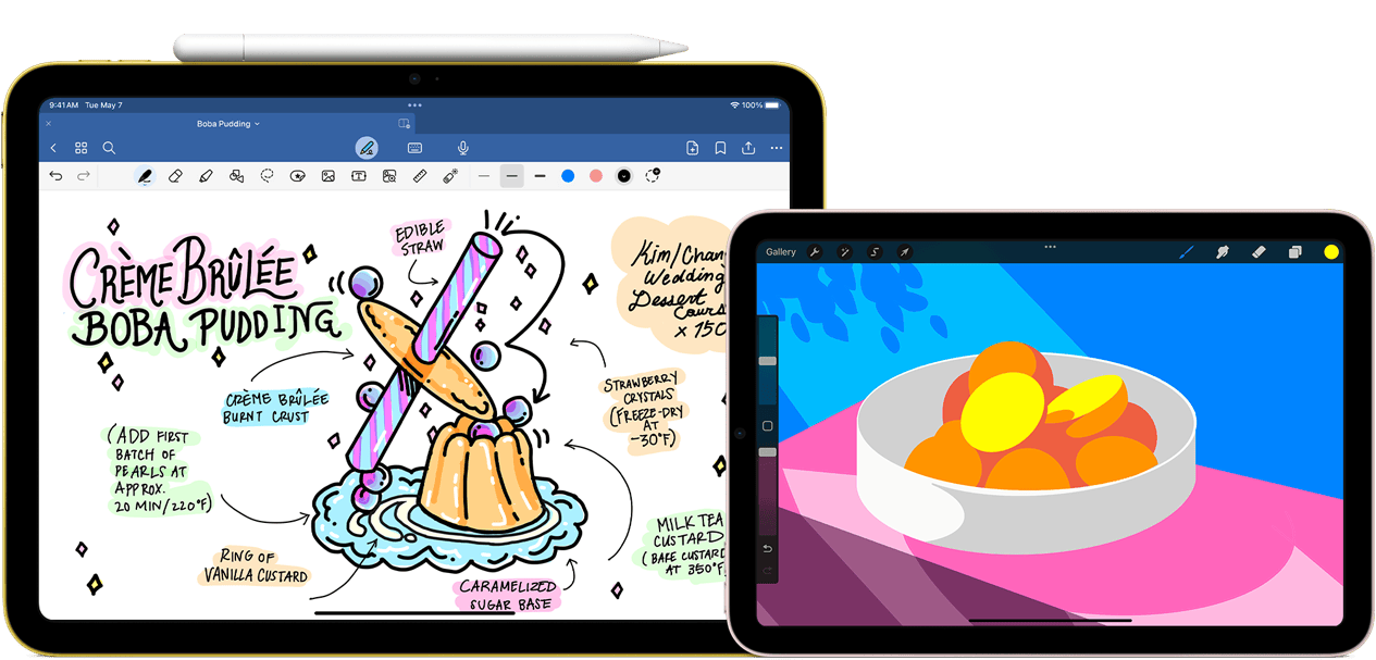 Links een iPad in de horizontale stand met een afbeelding met notities en een tekening op het scherm, en een Apple Pencil USB-C vastgeklikt aan de bovenkant. Rechts een iPad mini in de horizontale stand met een kleurrijke illustratie die met ProCreate is gemaakt.