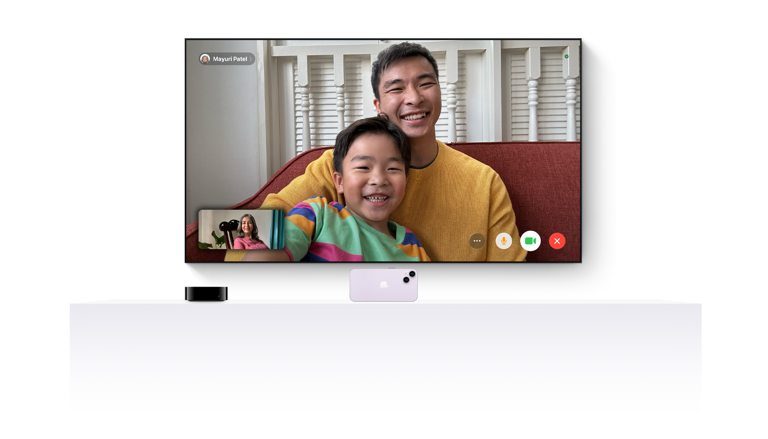 Apple TV 4K og en iPhone, der arbejder sammen, så FaceTime kan bruges på et fladskærms-TV