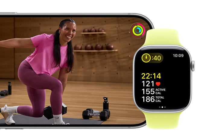 O Apple Watch Series 11 acompanha o exercício enquanto o iPhone mostra um vídeo do Fitness+