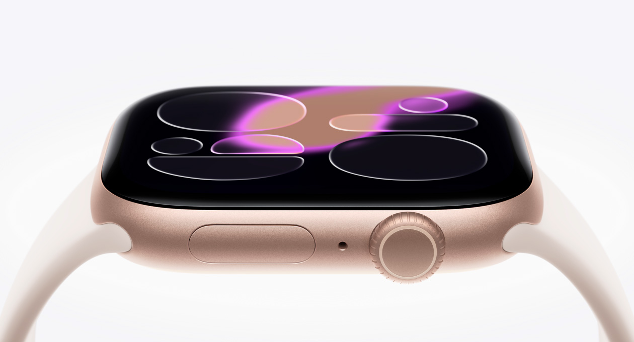 Apple Watch Series 11, couleur or rose, boîtier en aluminium, côté droit, écran en verre Ion‑X renforcé placé sur le cadran de montre, Digital Crown, micro, bouton latéral, capteur convexe en bas, Bracelet Sport rose tendre