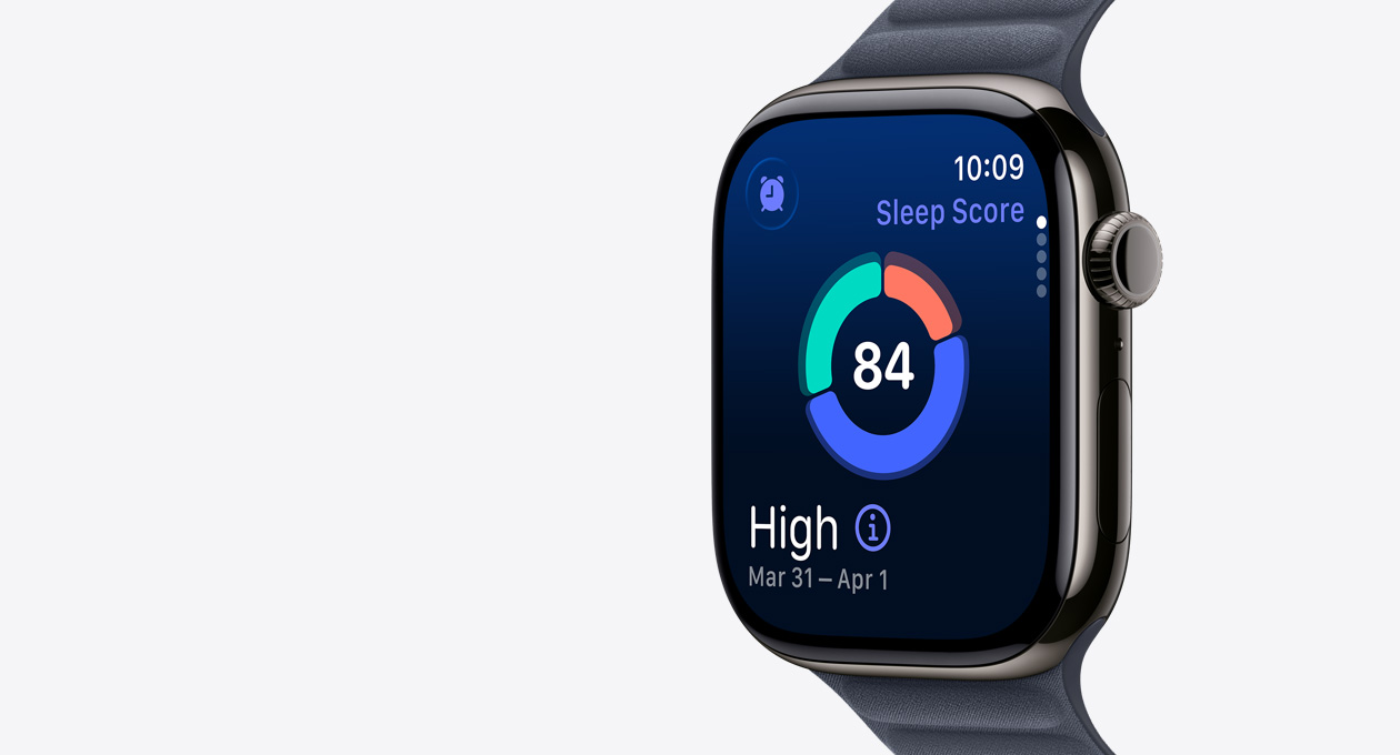 Vista lateral direita do Apple Watch Series 11, com caixa em titânio ardósia, ecrã a mostrar um gráfico circular com a classificação do sono, Digital Crown e Bracelete de elos magnética azul navy
