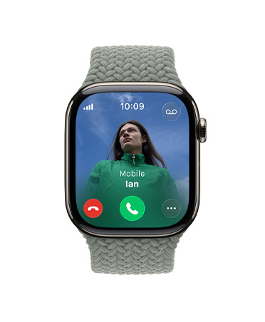 Vista lateral direita do Apple Watch Series 11, com caixa em titânio natural, ecrã com chamada recebida, fotografia do contacto e botões Aceitar e Recusar, Digital Crown e Bracelete Solo entrançada verde-cinza