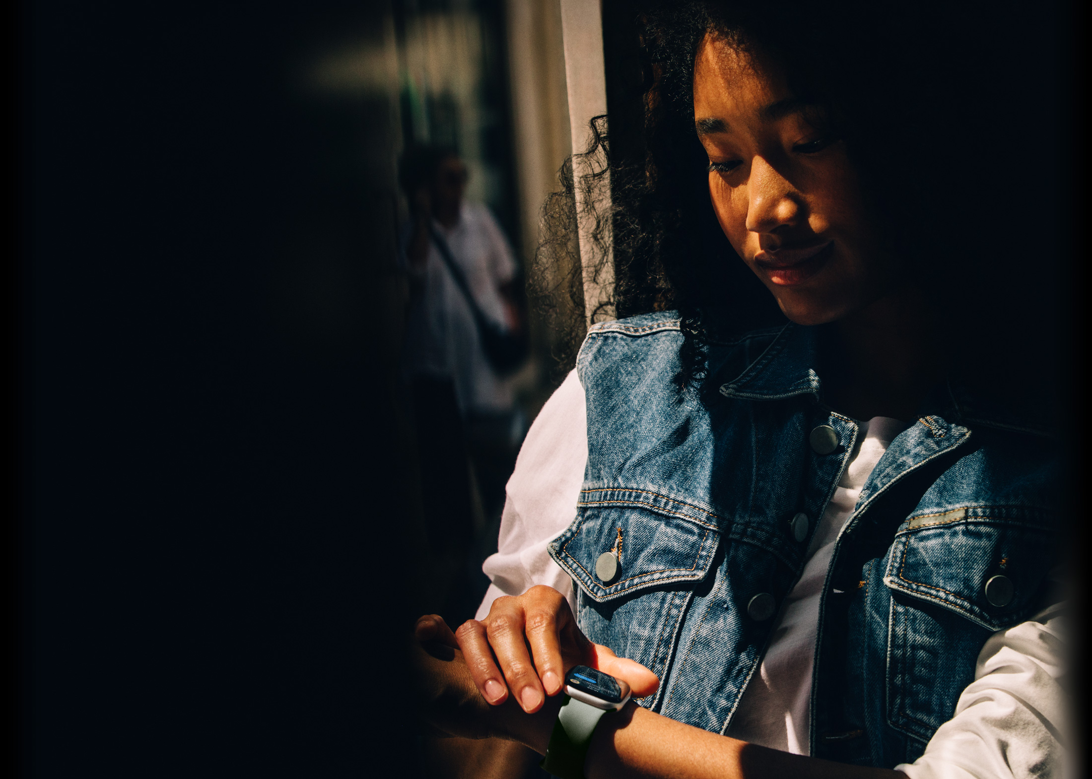 Pessoa a consultar as Mensagens no Apple Watch Series 11