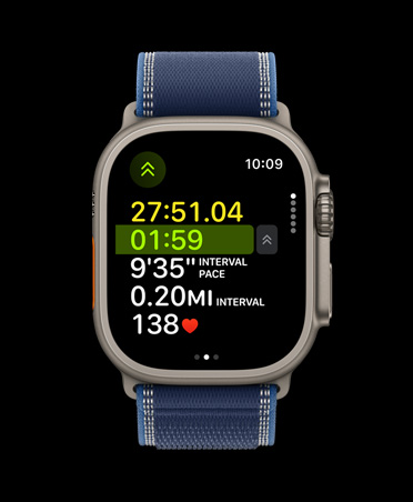 Apple Watch Ultra 3 com caixa em titânio natural, métricas avançadas de treino de Corrida (ar livre), bracelete Loop Trail azul/azul-vivo