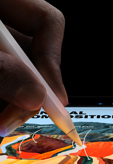 Ảnh cận cảnh Apple Pencil Pro trong bàn tay. Một bài thuyết trình đang hiển thị trên màn hình iPad.