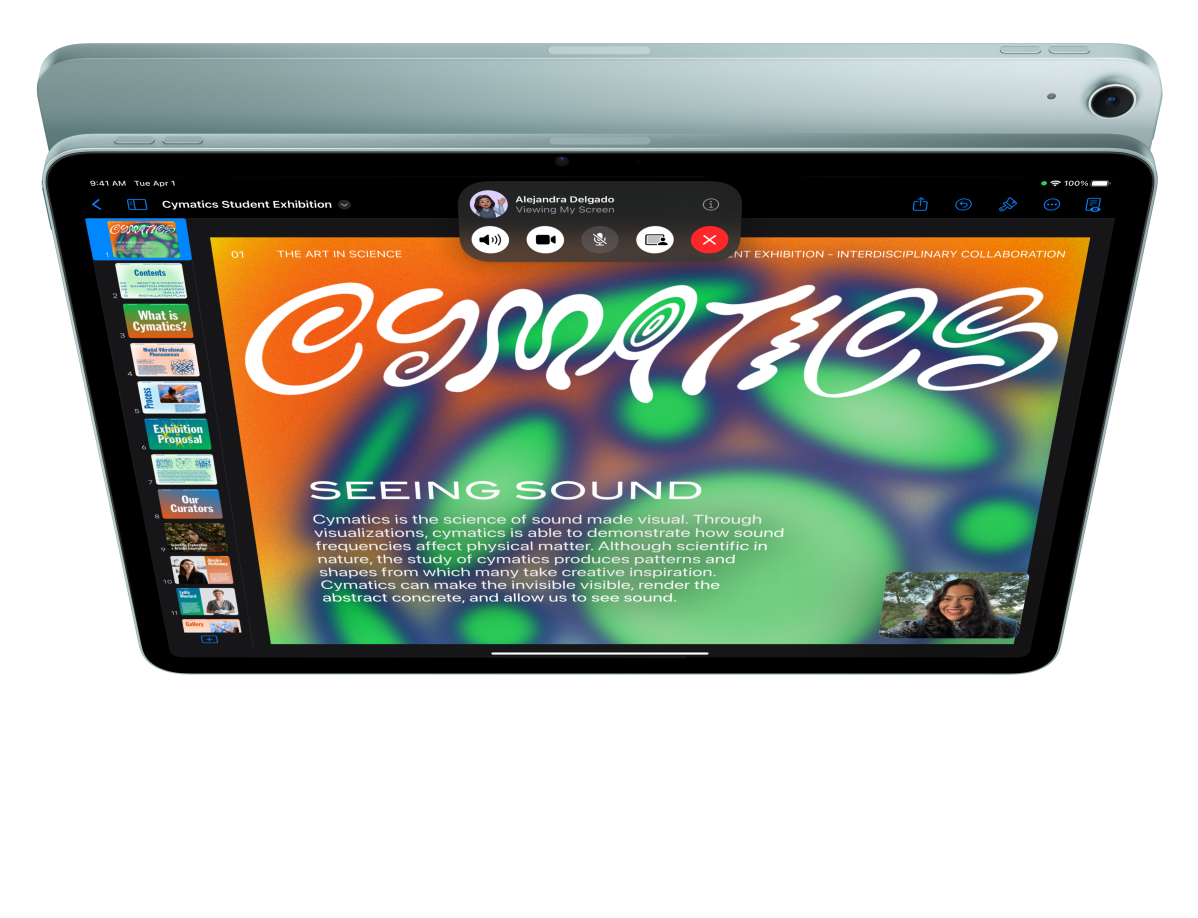 De voorkant van een iPad Air. De gebruiker belt via FaceTime en bekijkt Keynote. Daarachter is de achterkant van een andere iPad Air te zien.