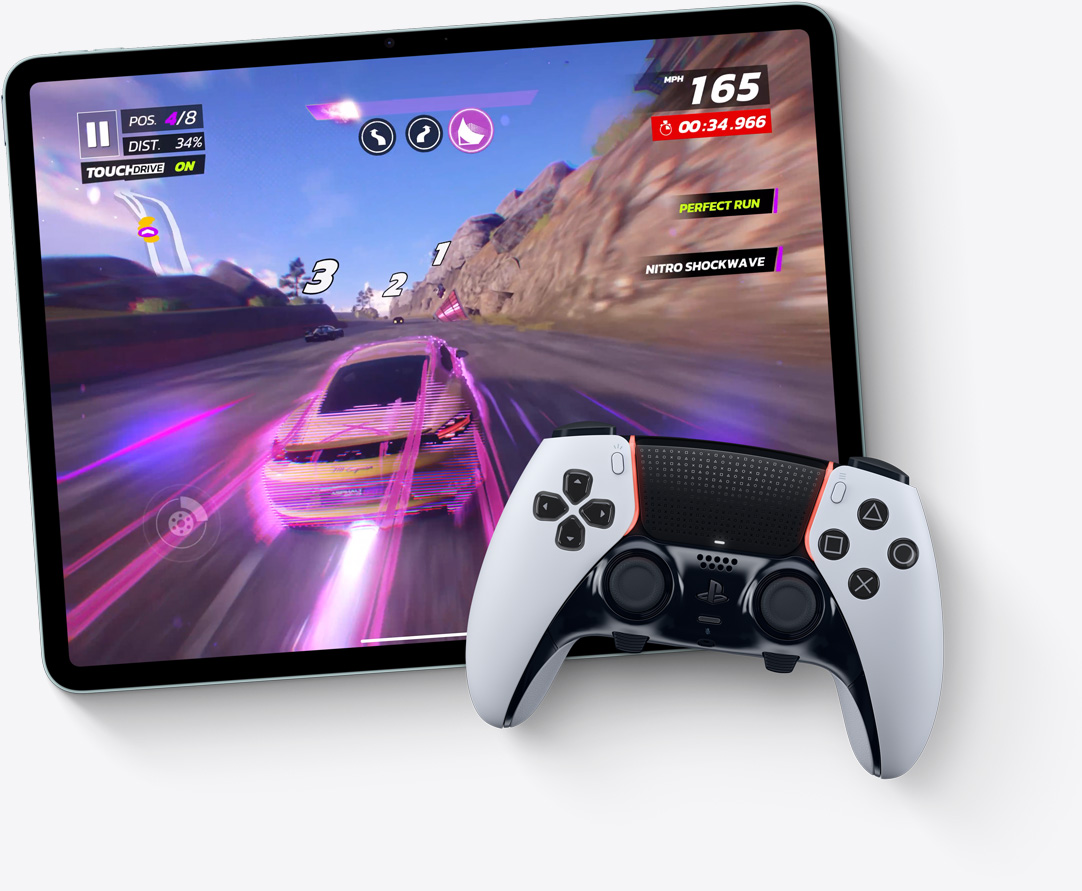 iPad Air in horizontale stand met de game Asphalt Legends Unite op het scherm en een Playstation-controller