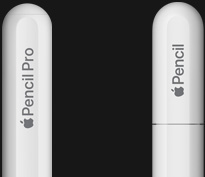 En hvid Apple Pencil Pro vist fra siden, den runde hætte er graveret med ordene Apple Pencil Pro, en hvid Apple Pencil (USB‑C) vist fra siden, den runde hætte er graveret med ordene Apple Pencil