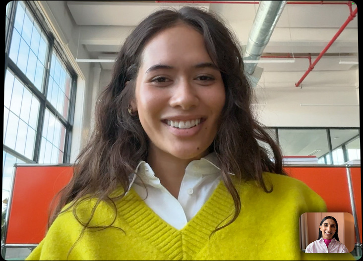 iPad Pro gắn với Magic Keyboard, vỏ ngoài mặt trước đang mở, màn hình hiển thị cuộc gọi FaceTime ở chế độ toàn màn hình, làm nổi bật hệ thống camera pro