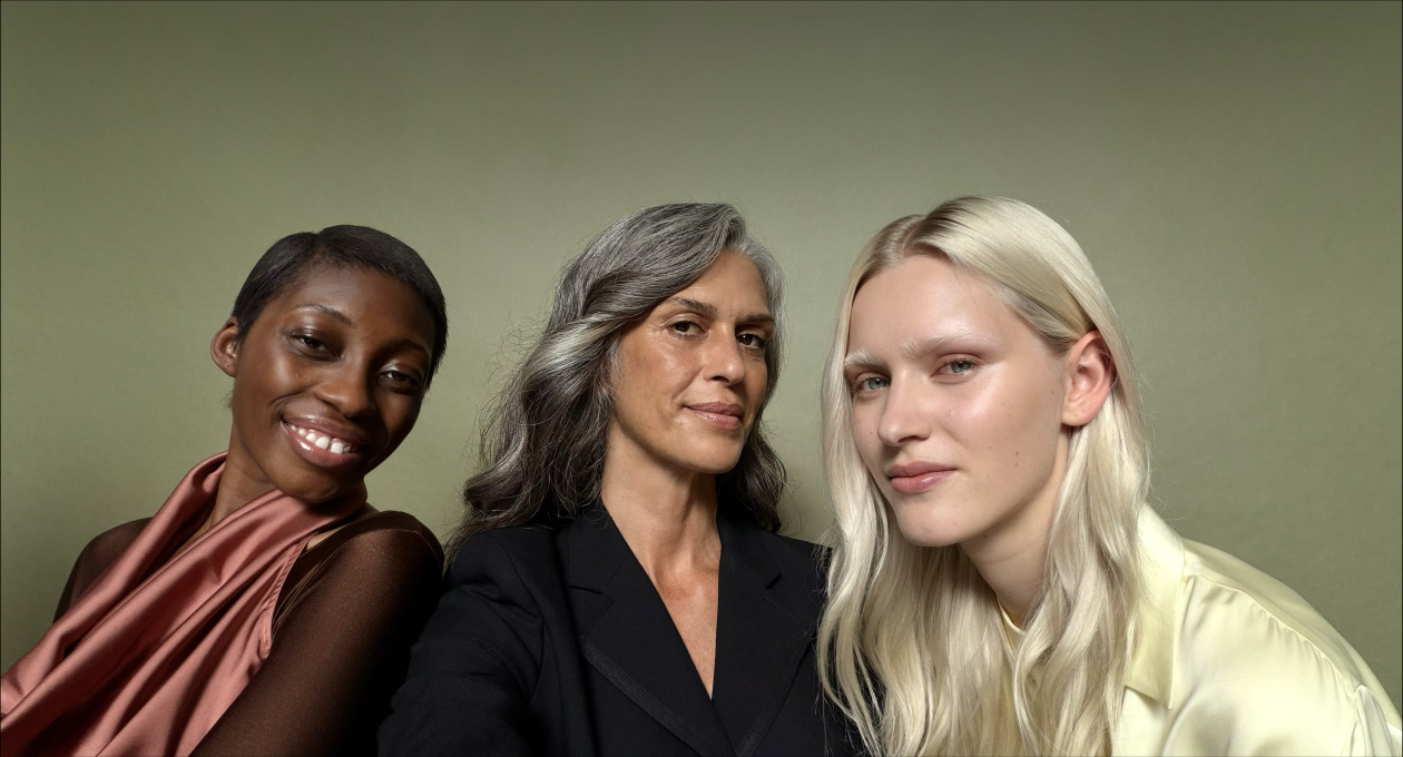 App Câmara no iPhone 17 Pro, com a funcionalidade Enquadramento central para fotografias, a mostrar como tirar uma selfie de um grupo de pessoas, com os rostos em destaque