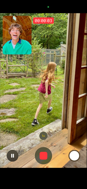 iPhone 17 a usar a câmara frontal e traseira para gravar um vídeo em captura dupla de uma menina a correr e do pai a observar