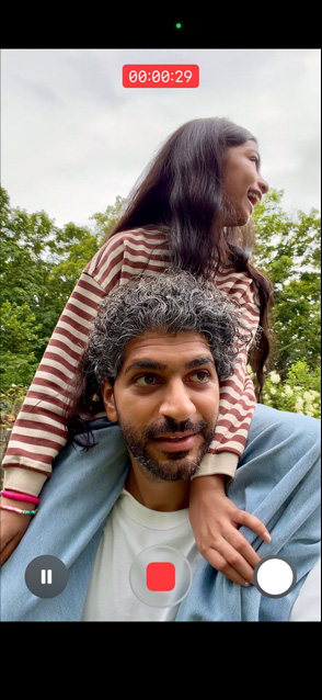 Ecrã do iPhone 17 com vídeo de um pai a levar a filha nos ombros, para mostrar a gravação de vídeo estabilizada