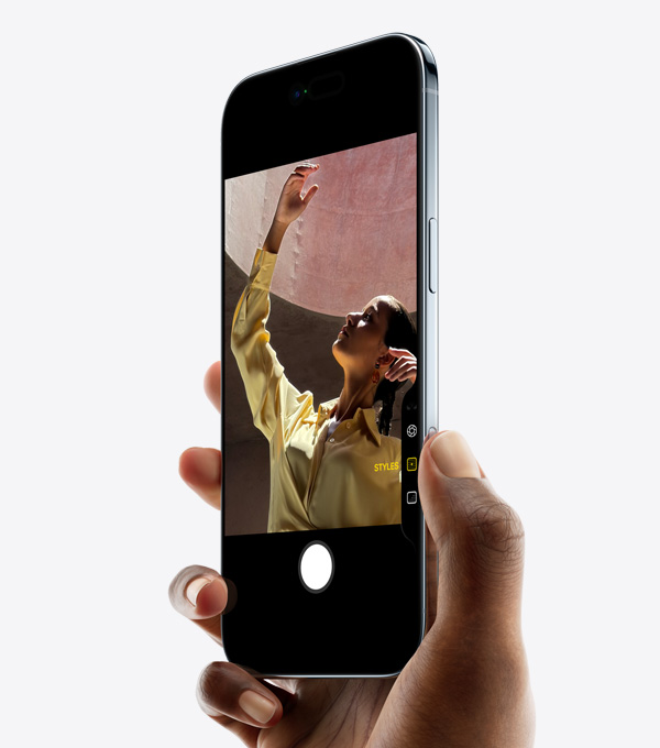 Vista frontal de uma mão a segurar o iPhone Air com o polegar no botão Controlo da câmara, vista lateral do perfil fino, Dynamic Island e botão lateral