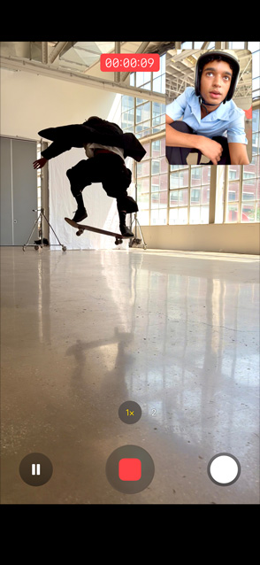 Vista frontal do iPhone Air, funcionalidade Captura dupla de vídeo em utilização com uma pessoa a gravar um vídeo com a câmara frontal e traseira em simultâneo