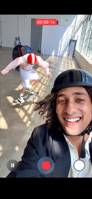 Vista frontal do iPhone Air, funcionalidade de Vídeo ultraestabilizado em utilização, a gravar um vídeo de ação