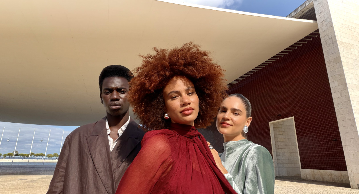 Funcionalidade Enquadramento central para fotografias em utilização, a destacar os rostos de várias pessoas