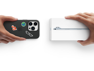 Mano que sujeta un iPhone 13 con una funda de silicona con pegatinas en la parte trasera, al lado de una mano que sujeta la caja de un nuevo iPhone 17