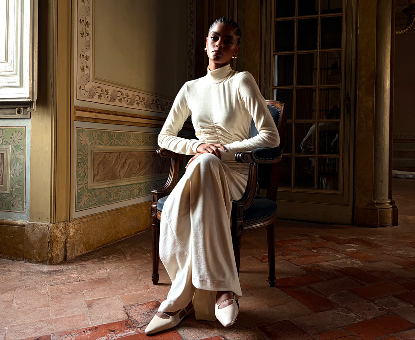 Foto de una persona tomada con el modo para condiciones de poca luz de la cámara