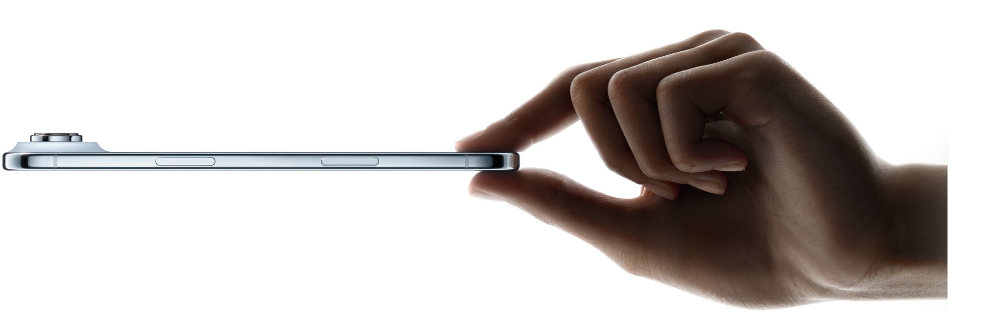 Ένας αντίχειρας και δείκτης κρατάνε το iPhone Air, πλαϊνή εξωτερική όψη, χρώμα Γαλάζιο, λεπτό προφίλ, σύστημα κάμερας Fusion, κουμπιά: πλευρικό, Έλεγχος Κάμερας