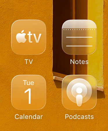 Close-up van de nieuwe getinte appsymbolen van de Apple TV-app, Notities, Agenda en Podcasts