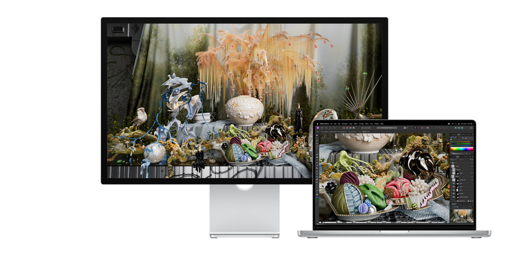 14-inch MacBook Pro naast Studio Display waarop een project in Affinity Photo te zien is.